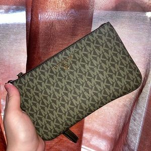 Micheal Kors wristlet